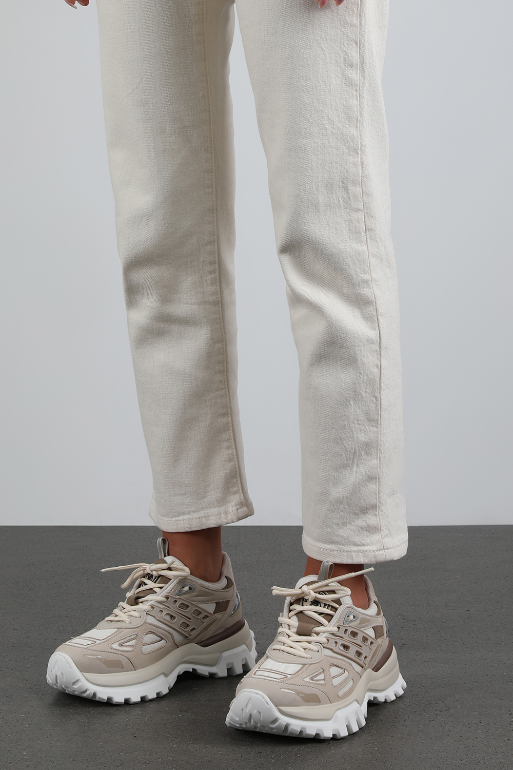 תמונת כל הלוק של נעלי ריצה מרתון בגוון בז'